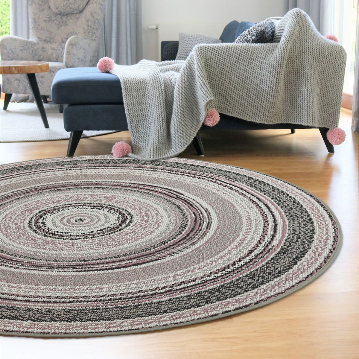 Okrągłe dywany do salonu dopasujemy do dużych pomieszczeń jak i tych mniejszych